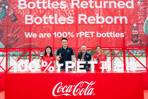 (From right to left) Ms Marella Canepa RISSO, Franchise Operations Director, HK and Macau,
The Coca-Cola Company and Tim WARWICK, Vice President Operations, HK, Taiwan, Macau &
Mongolia, The Coca-Cola Company photograph with Mr Hunter JIN, Chief Executive Officer, Swire
Coca-Cola SEAHKT Operations and Ms Connie YEUNG, Director and General Manager, Swire Coca-Cola HK at the ceremony, showcasing the new packaging of 100% rPET bottles and encouraging the public to contribute to sustainability efforts.