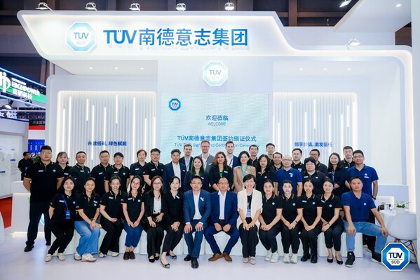 TüV南德專家及工作人員在展位現場