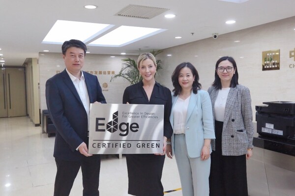 IFC高級運營官Michelle Marie Farrell女士向中建方程副總經理張嵩先生頒授EDGE認證獎牌