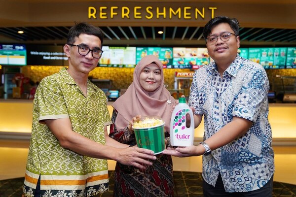 (Left to Right) Acting Head of Cinema Operations at Cinema XXI, Ricky Samsoedin; sustainability analyst and lecturer in environmental engineering at the Faculty of Technology, University of Indonesia, Aulia Qisthi; and Head of Brand & Partnership at TUKR, Adhi Putra Tawakal at the media briefing on the partnership between Cinema XXI and TUKR in environmental sustainability initiative, Plaza Indonesia XXI, Jakarta (June 5, 2024).