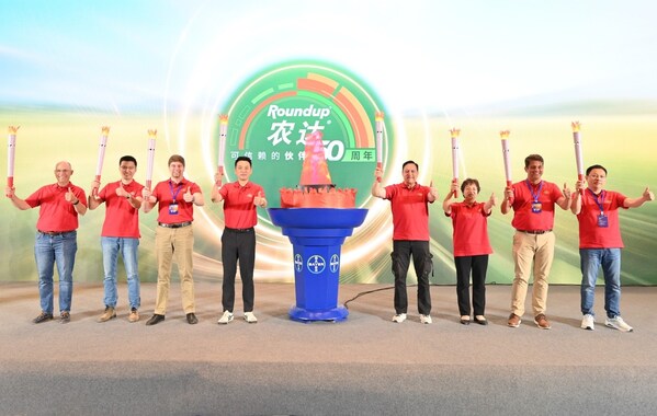 "薪火"傳承，開啟新篇——農達?生物育種上市儀式。
從左至右：拜耳全球草甘膦資產總監Jay Butka、拜耳作物科學大中華區客戶市場部總監李一凡、拜耳亞洲區作物保護總監Jannis Wittka、拜耳作物科學大中華區首席運營官胡夢影、拜耳作物科學大中華區總經理Alfonso Alba、拜耳作物科學大中華區法規科學部總監張麗、拜耳全球非選擇性除草劑運營總監Steve Knodle、拜耳作物科學大中華區供應鏈總監謝毅