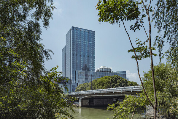 杭州中心四季酒店毗鄰集購物和娛樂于一體的繁華商圈——武林廣場