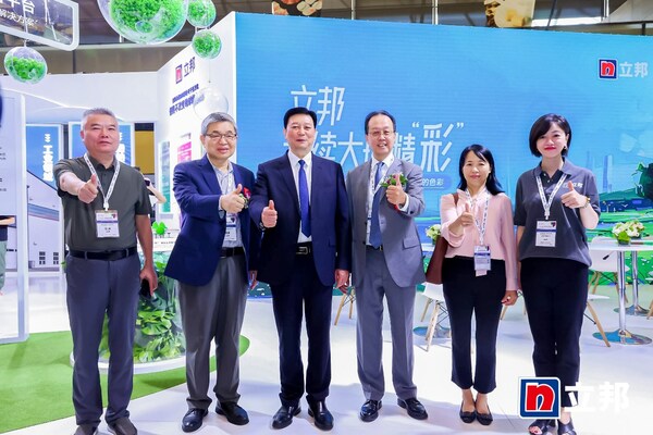 立邦投資有限公司副董事長楊思成（右三）陪同中國涂料工業協會會長劉普軍（左三）、中國涂料工業協會副會長丁艷梅（右二）及中國石油和化學工業聯合會黨委常委龐廣廉（左二）等嘉賓參觀立邦展臺