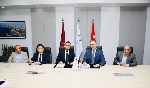 (L-R) ： IHPCO首席執行官Murad Al-Sharif ； GAS Entec首席執行官Chong Ho Kwak ； GAS Entec商業主管兼AG&P高級副總裁Nishant Sharma ； ADC首席執行官Hussein Safadi閣下； ADC能源部門主管Omar Albdour