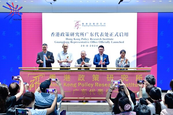 左起: 李乃堯先生、劉懋洲先生、葉國華教授(耀華教育管理有限公司主席及前香港特別行政區行政長官特別顧問)、王錦俠先生、耀中教育機構主席陳保瓊博士
