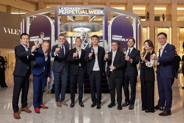 （由右至左）
Founder of WatchProfessor Academy, Mr. Carson Chan; 
Managing Director of Northeast Asia from Vacheron Constantin, Ms Eva Ma; 
Managing Director of North Asia from Jaeger LeCoultre, Mr. Gregoire Andrieu; 
Managing Director of Hong Kong and Macau from Franck Muller, Mr. Francis Phua; 
Managing Director of APAC from A. Lange & Söhne, Mr. Nicolas Gong; 
Chief Retail Officer of Hong Kong & Macau, Hongkong Land Limited, Mr. Alexander Li; 
General Manager of Hong Kong and Macau from Chopard, Mr. Pau Infante; 
Head of Watch & Jewellery from Dickson Watch & Jewellery, Mr. Eddie Lee; 
Managing Director of Hong Kong & Macau from Panerai, Mr. Walter Chan