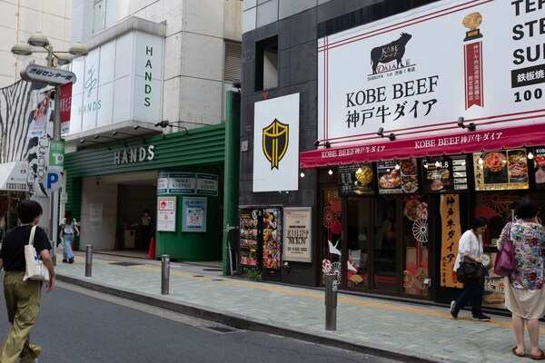 盾の畫像をあしらった謎のポスターが渋谷に現れる