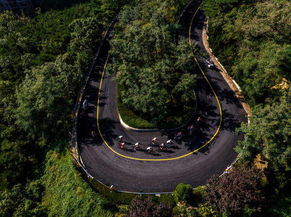 自行車在環海路上穿梭