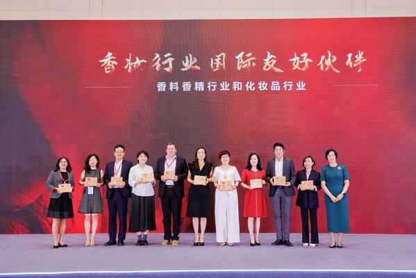 歐萊雅北亞及中國公共事務總裁蘭珍珍榮獲“香妝行業國際友好伙伴獎”