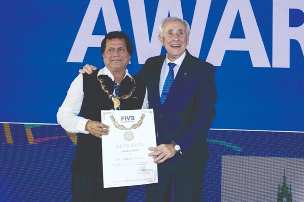 在葡萄牙波爾圖舉行的第39屆FIVB世界大會上，FIVB主席Ary Graca博士為KIIT和KISS的創始人Achyuta Samanta博士頒發“大十字獎”