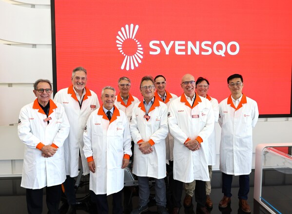 參觀Syensqo中國研究與創新中心時的合影。從左至右Avelino Corma, Michael Finelli, Karim Zaghib, Pascal Metivier, Ben Feringa, Jean-Christophe Castaing, Juan de Pablo, Jean-Francis Spindler, 郝曄