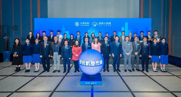 一眾嘉賓和優勝隊伍在臺上進行集氣儀式，為參加全國準決賽打氣。