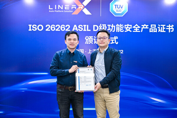 TüV南德（右）向零念科技頒發ISO 26262 ASIL D級功能安全產品證書