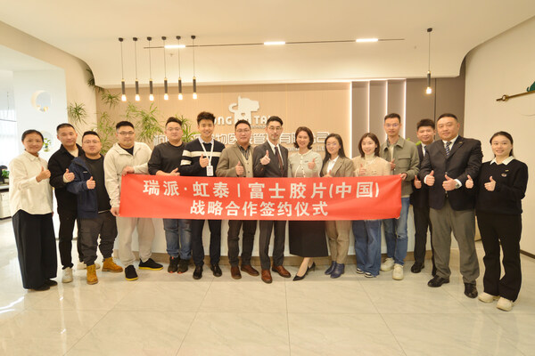 簽約儀式出席嘉賓包括（從左至右）：富士膠片（中國）動物醫療市場部經理羅麗萍女士、杭州開德生物科技有限公司銷售總監蔣鴻浩先生、大客戶經理嚴海濤先生、瑞派虹泰天目里轉診中心院長黃耀東先生、瑞派虹泰環城總院院長李磊先生、瑞派虹泰常務副總經理張軒銘先生、杭州開德生物科技有限公司總經理宗益波先生、富士膠片（中國）體外診斷事業部事業長土屋雄亮先生、瑞派副總裁宋玲艷女士、富士膠片（中國）動物醫療部部長李梅梅女士、瑞派虹泰天目里轉診中心院長應燕燕女士、瑞派虹泰供應鏈總經理宋子云先生、富士膠片（中國）動物醫療銷售部經理金怡先生、售后經理戚晟年先生、市場部產品經理屠波女士