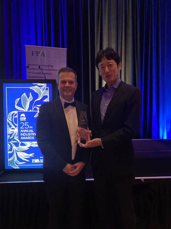澳大利亞保健品協會CEO John O'Doherty（左）以及Kaneka Corporation日本東京亞太區營養補充品市場銷售負責人Tsuyoshi Takakuwa（右） (PRNewsfoto/Kaneka Corporation)