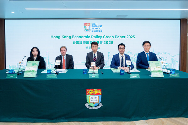 港大經管學院昨日發表《香港經濟政策綠皮書2025》。左起:港大經管學院金融學副教授太明珠教授、港大經管學院金融系實務教授Alberto Moel 教授、港大經管學院院長兼經濟學講座教授蔡洪濱教授、港大經管學院副院長(對外事務)、馮國經馮國綸基金經濟學教授兼香港經濟及商業策略研究所副總監鄧希煒教授及港大經管學院金融學副教授劉洋教授。 港大經管學院昨日發表《香港經濟政策綠皮書2025》。左起:港大經管學院金融學副教授太明珠教授、港大經管學院金融系實務教授Alberto Moel 教授、港大經管學院院長兼經濟學講座教授蔡洪濱教授、港大經管學院副院長(對外事務)、馮國經馮國綸基金經濟學教授兼香港經濟及商業策略研究所副總監鄧希煒教授及港大經管學院金融學副教授劉洋教授。