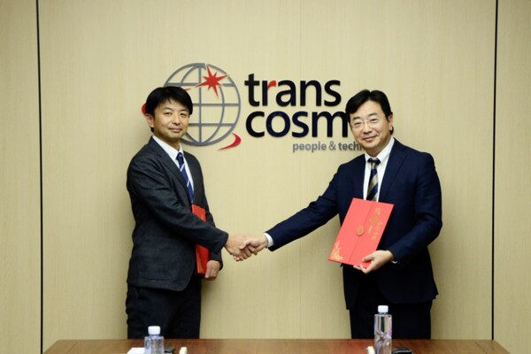 簽約儀式現場：
照片左：橫河電機(中國)有限公司 顧客價值革新本部(CID) 本部長 長谷川 崇，
照片右：大宇宙信息創造(中國)有限公司 總裁 張劍