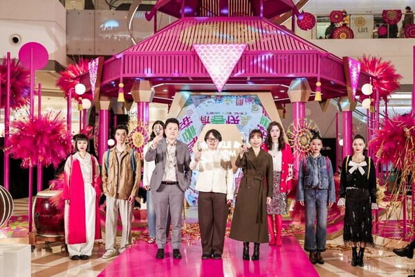 第一排從左至右：成都IFS副總經理麥偉成、藝術家葉超、成都IFS副品牌及市場總監何潔儀
