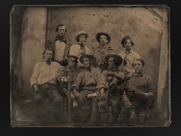 攝影師不詳，一群礦工，約1850年代。 Daguerreotype. 加州歷史學會