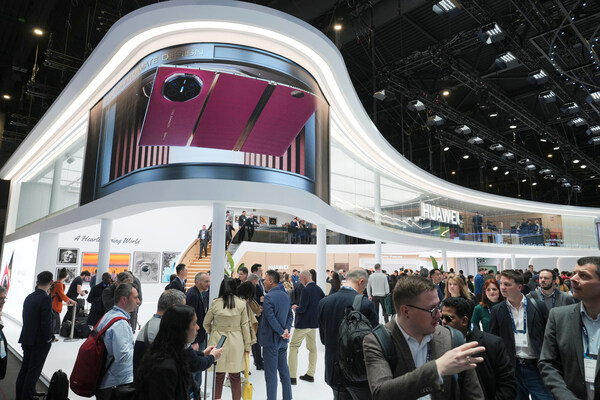 華為攜全球首款商用三折疊驚艷亮相MWC 2025