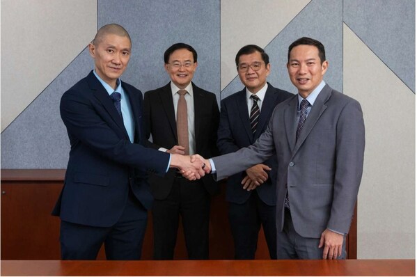 圖片中從左至右：Dr Ian Cheong, Mr Peter Chia, Dr Chris Tan, Mr Kevin Lee