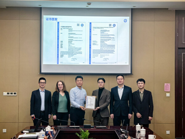 TüV南德吳宏偉（左3）  為盛澤紡織企業頒發產品碳足跡核查聲明