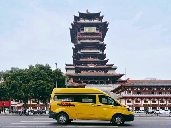 DHL快遞派送車在綿陽市內派件