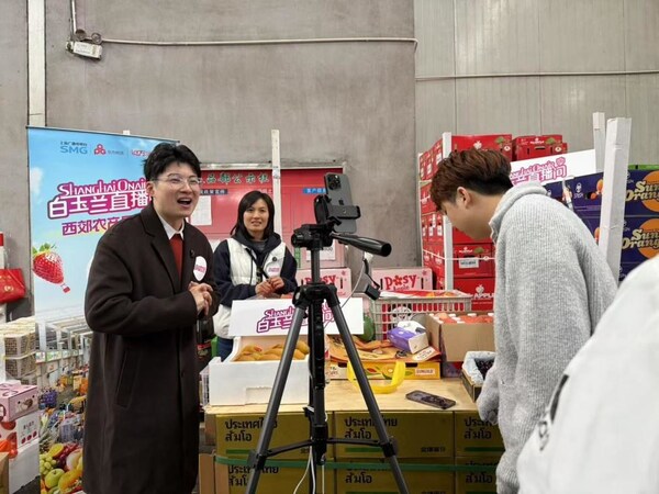 東方購物視頻號在“白玉蘭直播間”西郊農產品專場直播