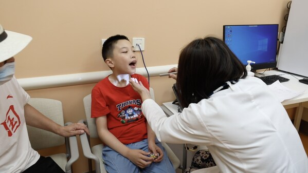 青聰泉的孩子參與嘉會“就醫體驗日”活動，旨在緩解自閉癥兒童的就醫恐懼