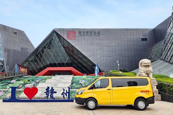 DHL快遞派送車在贛州市內派件