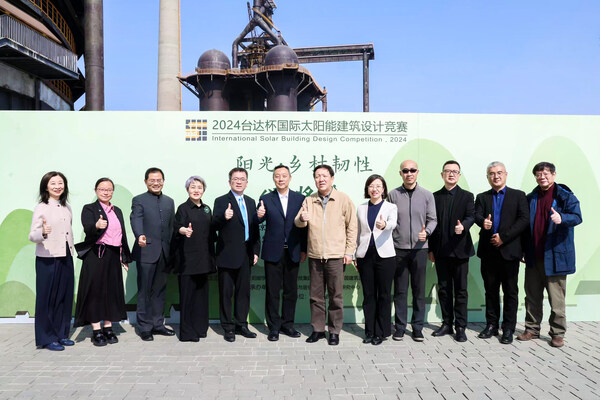 嘉賓于2025臺達杯國際太陽能建筑設計競賽啟動會現場合影。（左至右）臺達中國公共事務部高級總監吳美慧、北京首鋼建設投資有限公司城市更新推廣總監袁芳、中國建筑設計研究院總工程師仲繼壽、國家住宅工程中心主任張磊、臺達中國公益事業部總監陳奕祥、北京首鋼建設投資有限公司總經理助理白寧、中國工程院院士崔愷、中國建設科技集團中央研究院院委會辦公室主任孫金穎、中國建筑設計研究院總建筑師柴培根、中國建筑設計研究院副總經理景泉、國家住宅工程中心低碳建筑技術研究所所長鞠曉磊、國家住宅工程中心副總建筑師曾雁。