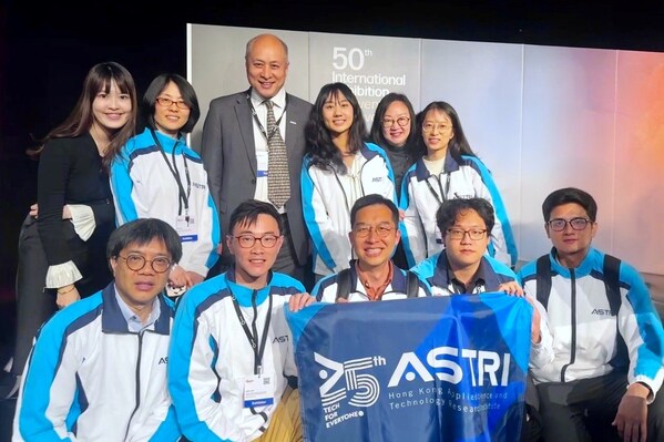 ASTRI won 16 awards at the 50th International Exhibition of Inventions of Geneva, including 1 Gold Medal with Jury Congratulations, 4 Gold Medals, along with 7 Silver Medals and 4 Bronze Medals. Dr Ying Huang, Acting CEO and Chief Technology Officer of ASTRI congratulates the award-winning R&D team