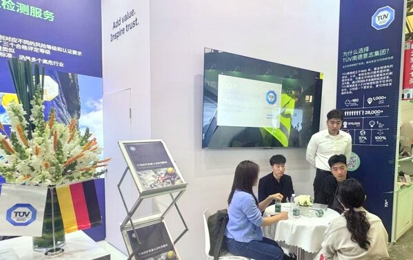 TÜV南德在展會現場與來賓就PPE產品法規與認證測試要求進行交流