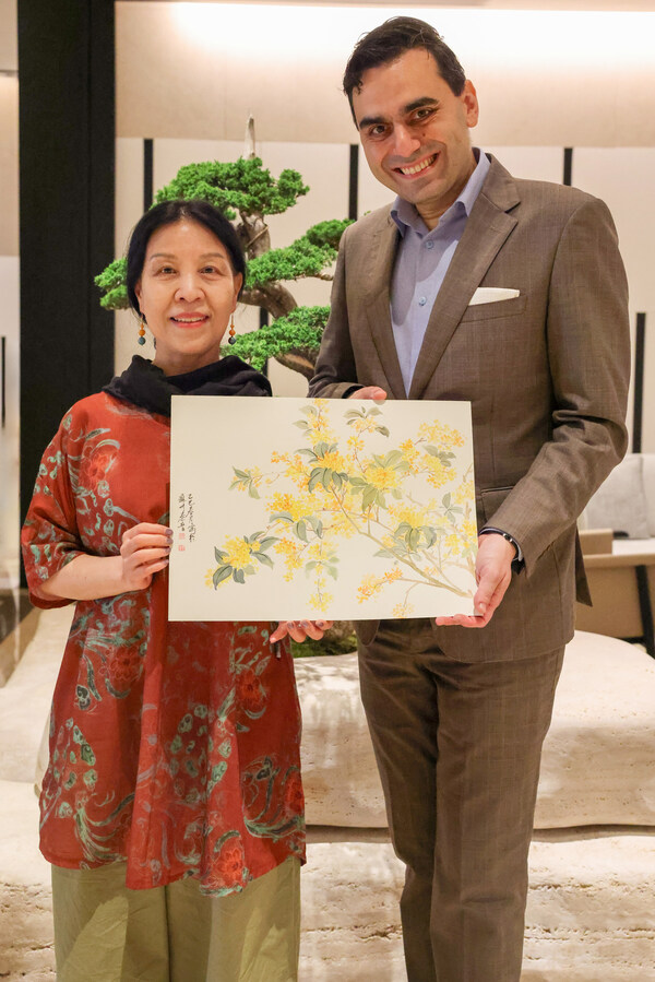 &#33402;&#26415;&#23478;&#23435;&#31206;&#26187;&#22899;&#22763;&#21644;&#33487;&#24030;&#20029;&#24605;&#21345;&#23572;&#39039;&#37202;&#24215;&#24635;&#32463;&#29702;&#21345;&#23612;&#38401;&#20808;&#29983;&#21512;&#24433;