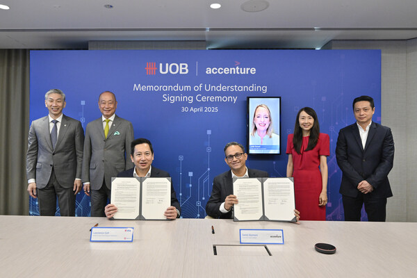 UOB Deputy Chairman and CEO Mr Wee Ee Cheong (second from left) and Accenture Chair and CEO Ms Julie Sweet (third from right, onscreen) witnessed the MoU signing, marking the launch of a collaboration to accelerate the Bank&#8217;s customer experience transformation using advanced technologies, including Generative AI.