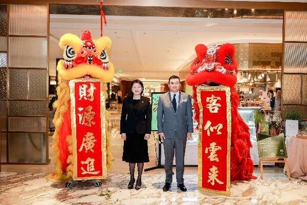 左：南園賓館副總經理劉艷女士，右：上海虹橋祥源希爾頓酒店總經理白萌先生