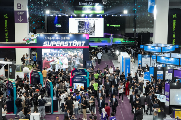 Visitors explore the exhibition hall at NextRise 2024, Asia&#8217;s largest startup fair, held last year at COEX in Gangnam, Seoul.