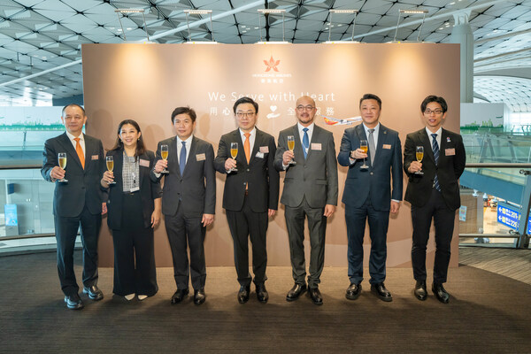 &#22270;1 &#24038;&#36215;&#65306;&#39321;&#28207;&#33322;&#31354;&#24635;&#35009;&#23385;&#21073;&#38155;&#20808;&#29983;&#12289;&#32769;&#25373;&#39547;&#39321;&#28207;&#24635;&#39046;&#20107;&#39302;&#21103;&#39046;&#20107;Phousamleth PHANKHAVONG&#22899;&#22763;&#12289;&#27888;&#29579;&#22269;&#39547;&#39321;&#28207;&#24635;&#39046;&#20107;&#39302;&#24635;&#39046;&#20107;&#21556;&#20016;&#28799;&#20808;&#29983;&#12289;&#39321;&#28207;&#33322;&#31354;&#25191;&#34892;&#33891;&#20107;&#21016;&#19968;&#30007;&#20808;&#29983;&#12289;&#39321;&#28207;&#26426;&#22330;&#31649;&#29702;&#23616;&#26426;&#22330;&#36816;&#34892;&#21103;&#24635;&#30417;&#26472;&#36798;&#33635;&#20808;&#29983;&#12289;&#39321;&#28207;&#33322;&#31354;&#33891;&#20107;&#38271;&#38414;&#27874;&#20808;&#29983;&#21450;&#22312;&#39321;&#28207;&#26085;&#26412;&#22269;&#24635;&#39046;&#20107;&#39302;&#39046;&#20107;&#26681;&#23736;&#36784;&#22826;&#26391;&#20808;&#29983;