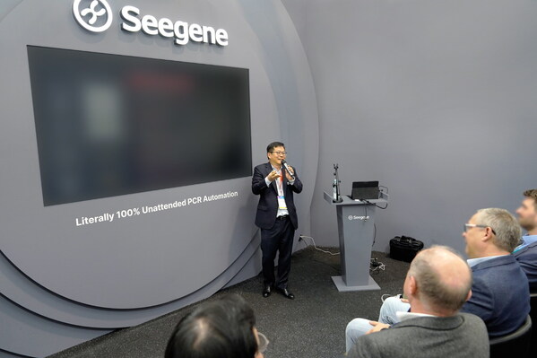 YoungSeag Baeg, head of Strategy and Planning at Seegene, briefs customers on CURECA&#8482; on April 14 during ESCMID 2025, held in Vienna, Austria.