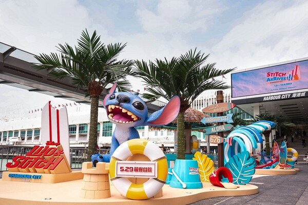 A gigantic 3-meter Stitch strikes his signature cheeky pose at &#8220;Stitch&#8217;s ALOHA Beach&#8221; in Harbour City&#8217;s Ocean Terminal Forecourt to welcome every visitor to Hong Kong&#8217;s largest Stitch-themed event.