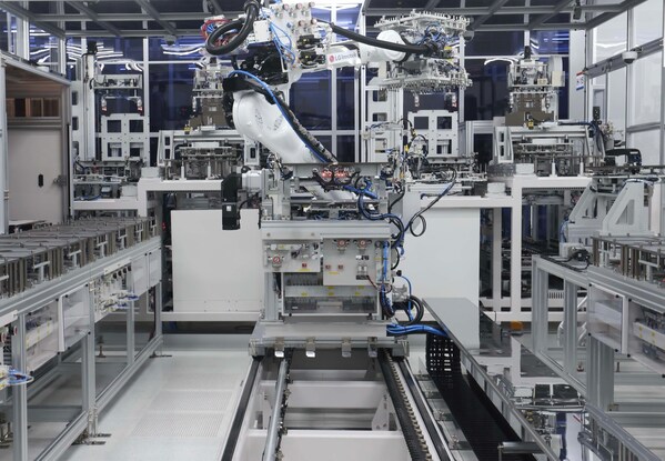 A process of Line Quality Control (LQC), which checks whether the product meets the specifications (thickness, size, etc.) required by the customer. The inspection result data is immediately transmitted to the customer and cannot be manipulated. This quality transparency is one of the most important factors for LG Innotek&#8217;s global clients.