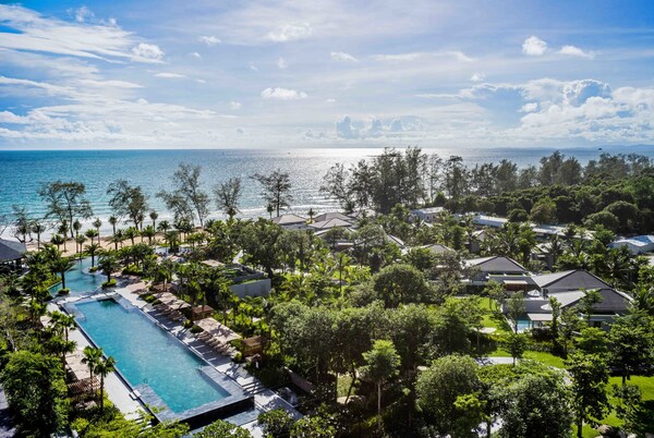 Experience adventure and relaxation at Crowne Plaza Phu Quoc Starbay with a private beach, restaurants, and spa, ideal for families, couples, weddings, &amp; corporate events. (PRNewsfoto/Crowne Plaza Phu Quoc Starbay)