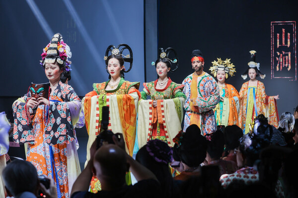 Hanfu Night: The fashion show of reconstructed historical garments