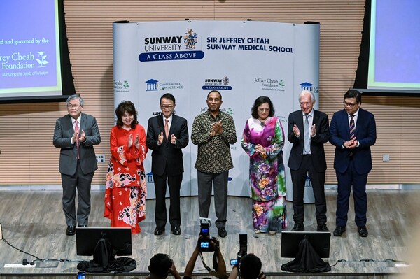 Photo 1: [From left] Dato&#39; Lau Beng Long, President of Sunway Healthcare Group, Professor Dato&#8217; Elizabeth Lee, CEO of Sunway Education Group, Tan Sri Sir Dr. Jeffrey Cheah, Founder and Chairman of Sunway Group, YB Dato&#8217; Seri Diraja Dr. Zambry Abd Kadir, Minister of Higher Education of Malaysia, YBhg. Datuk Profesor Dr. Azlinda Azman, Director General of Higher Education, Professor Sibrandes Poppema, President of Sunway University, and Professor Raja Affendi Raja Ali, Dean of Sir Jeffrey Cheah Sunway Medical School (PRNewsfoto/Sunway University)