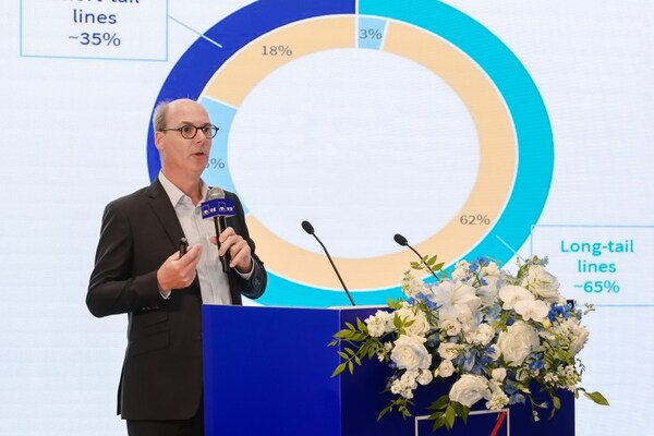 安盛集團新興市場再保險業務負責人亨利·德·米里貝爾（ Henri de Miribel ）介紹安盛集團再保險業務情況