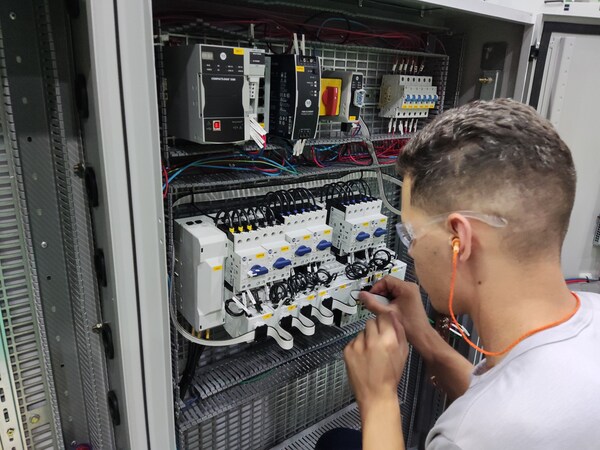 借助羅克韋爾自動化的 EtherNet/IP 柜內解決方案，Volga 將控制盤柜接線時間縮短了 66%