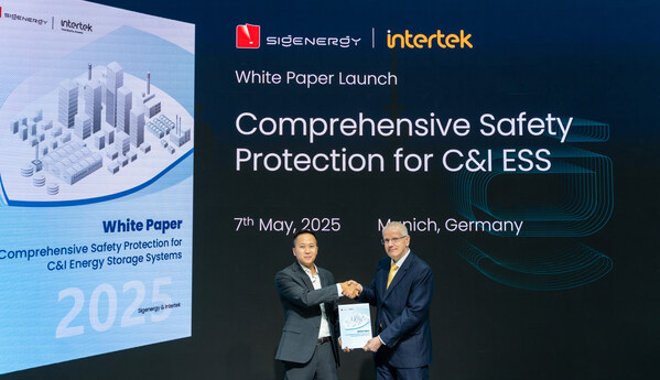 The white paper was previewed at Intersolar Europe by Samuel Zhang, CTO of Sigenergy, and Klaus Herrmann, Global Certifier at Intertek. (PRNewsfoto/Sigenergy Technology Co., Ltd.)