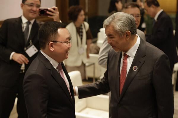 Malaysia&#8217;s Deputy Prime Minister I Dr. Ahmad Zahid bin Hamidi meets with Chairman and President of SERES Group John Zhang (PRNewsfoto/SERES)