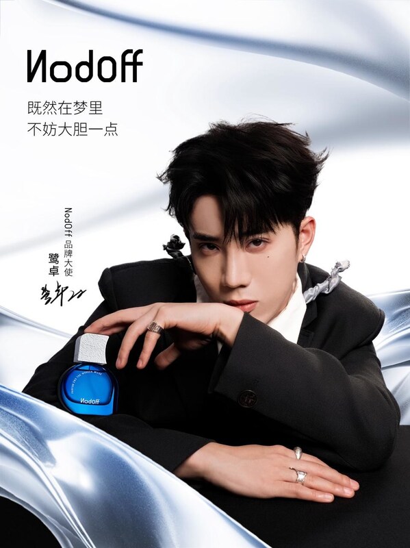 圖片為NodOff 品牌大使鷺卓與NodOff Synthesize "合成"系列40ml香水,203木訥的王爾德