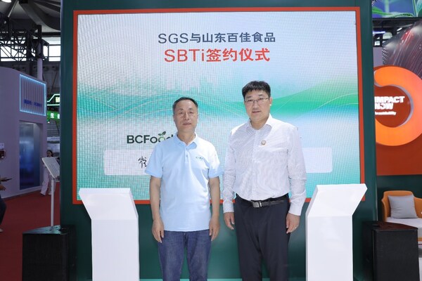 SGS&#19982;&#23665;&#19996;&#30334;&#20339;&#39135;&#21697;&#30340;SBTi&#31614;&#32422;&#20202;&#24335;&#21512;&#24433;&#65306;SGS&#20892;&#20135;&#39135;&#21697;&#37096;&#20013;&#22269;&#21306;&#21103;&#24635;&#30417; &#23385;&#32461;&#21147;&#65288;&#21491;&#65289;&#12289;&#30334;&#20339;&#38598;&#22242;&#20013;&#22269;&#21306;&#36136;&#37327;&#24635;&#30417; &#23828;&#22521;&#24681;&#65288;&#24038;&#65289; (PRNewsfoto/SGS&#36890;&#26631;&#26631;&#20934;&#25216;&#26415;&#26381;&#21153;&#26377;&#38480;&#20844;&#21496;)